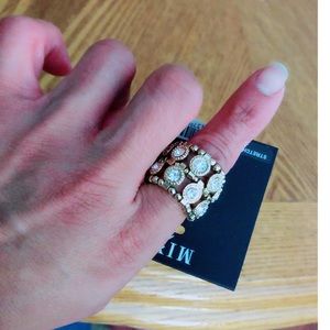 4 pieces of fashion jewelry